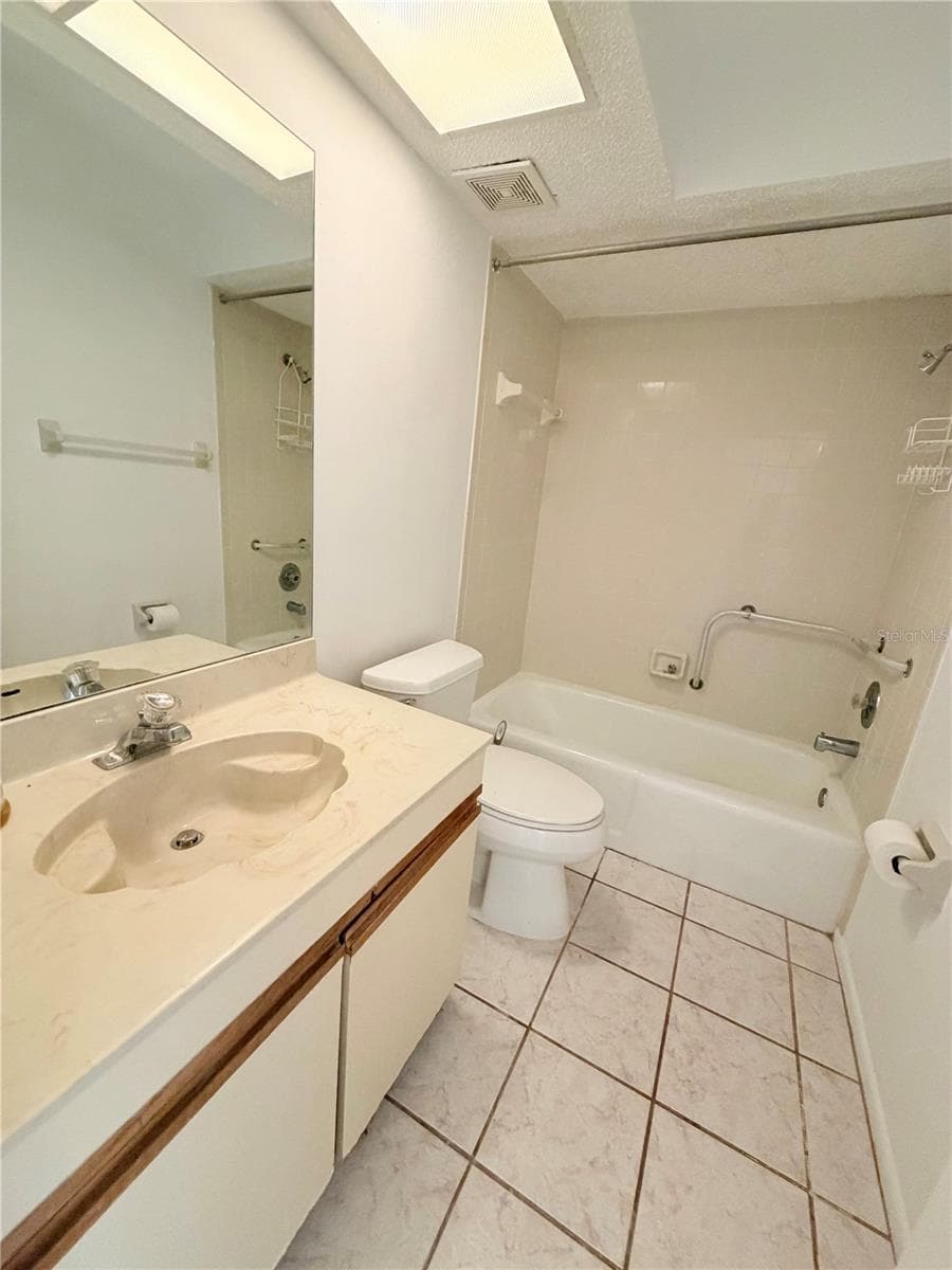 2nd bathroom w/ tub - 8151 HEATHERWOOD DR #111, SEMINOLE