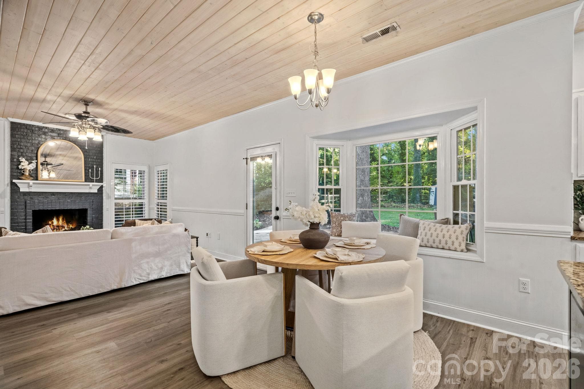 Eat-in Dining Area - 135 Southhaven Drive, Mooresville