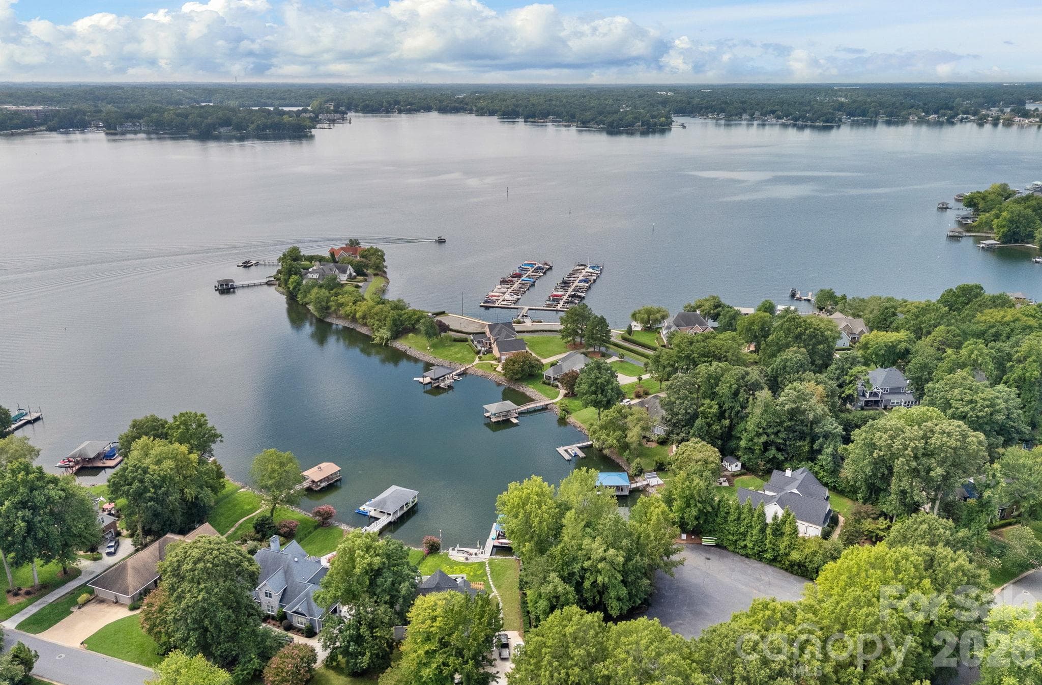 Live the lake life with private access to Lake Norman - 135 Southhaven Drive, Mooresville