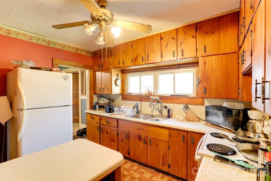 Single Family Residence at 44 B Street, East Flat Rock, photo 4 of 16