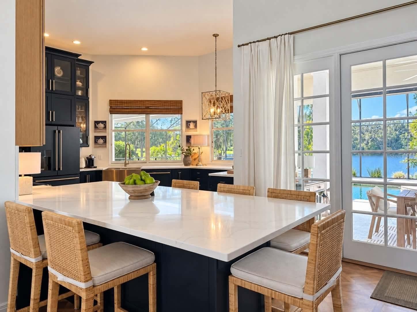Giant kitchen island connects to family room - 972 OAKPOINT CIR, APOPKA