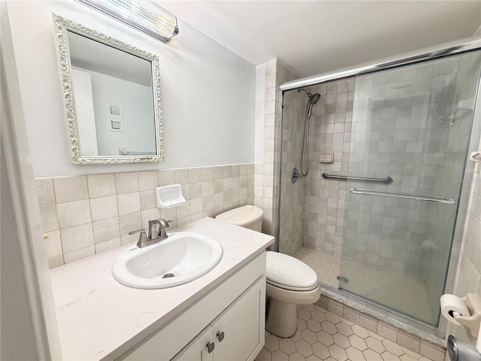 primary bathroom - 333 LAKE HOWARD DR NW #211B, WINTER HAVEN
