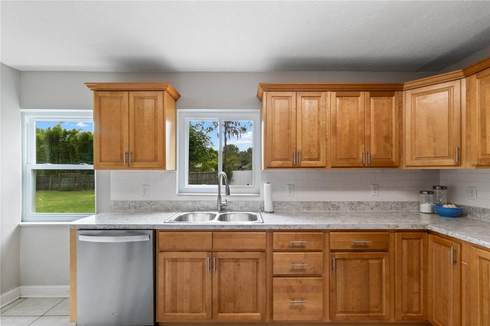 Kitchen with view of backyard - 707 E CRAWFORD ST, LAKELAND
