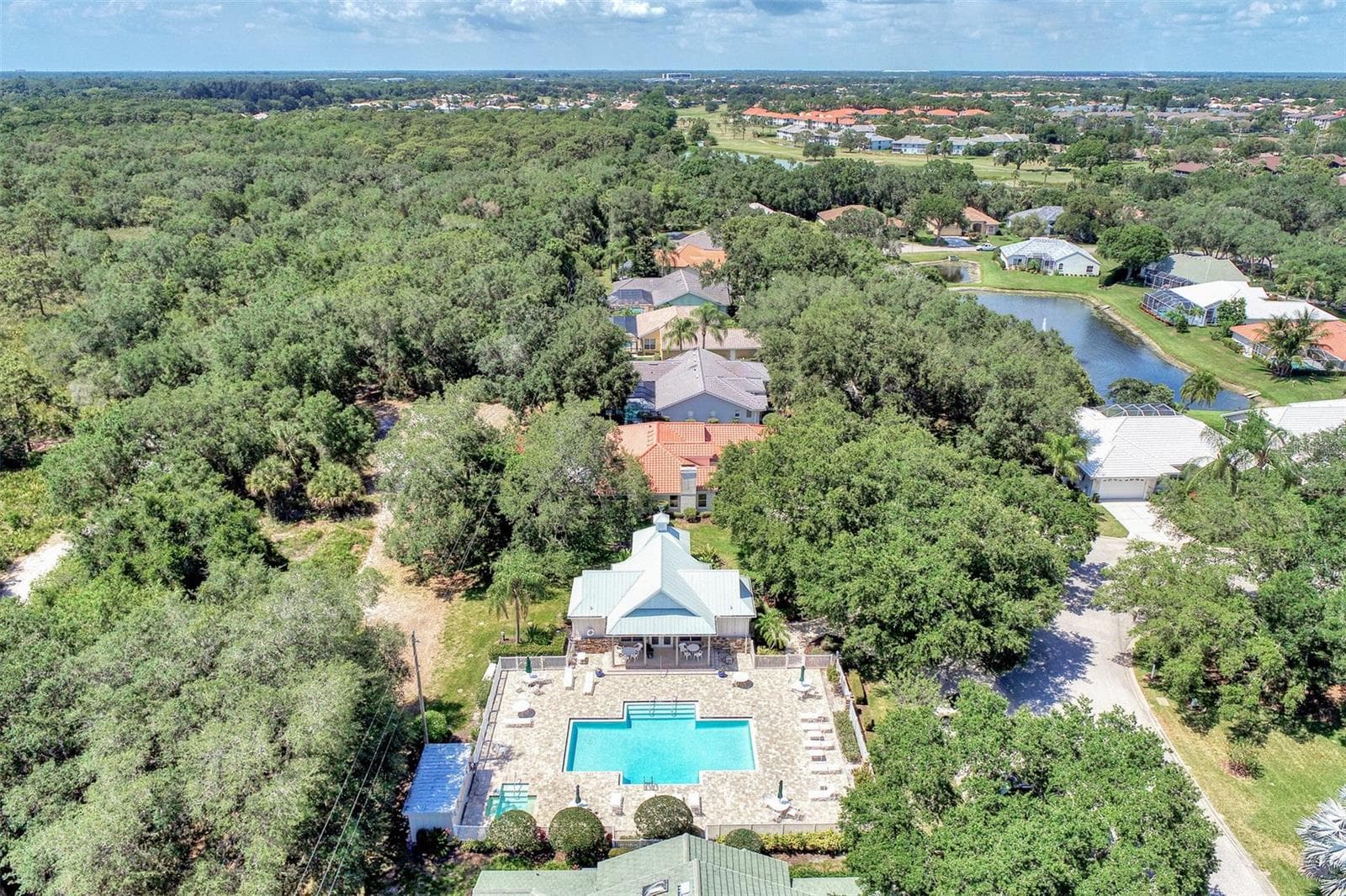Bridle Oaks community heated pool, spa and clubhouse. - 748 CONNEMARA CT, VENICE