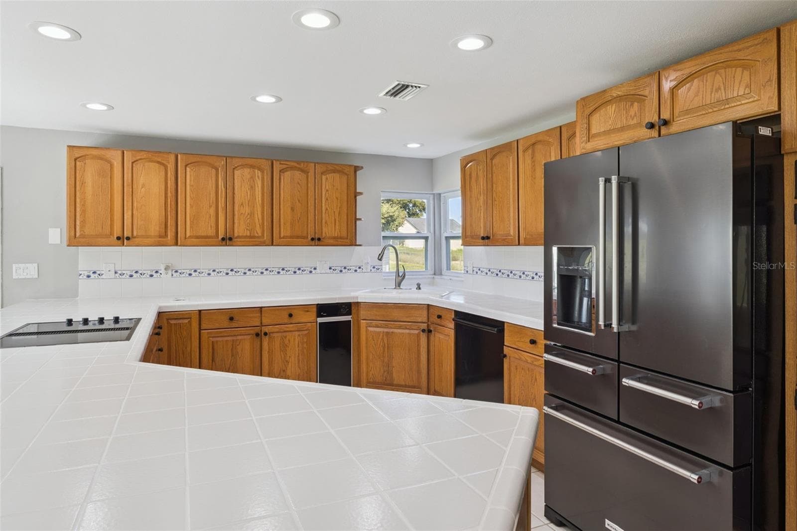 LARGE spacious refrigerator - 16131 JOHNS LAKE RD, CLERMONT