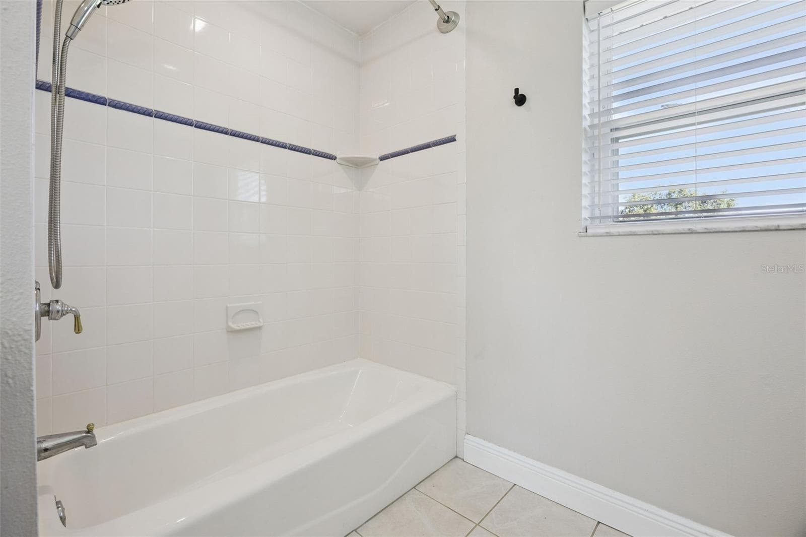 Upstairs bath - 16131 JOHNS LAKE RD, CLERMONT