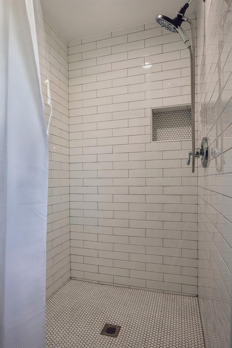 Shower - 16131 JOHNS LAKE RD, CLERMONT