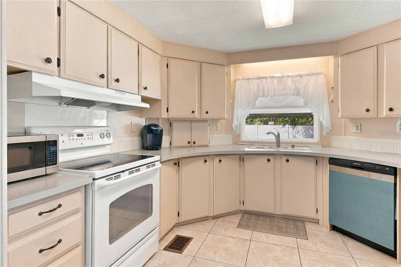 Open Kitchen - 808 53RD AVE E #223, BRADENTON