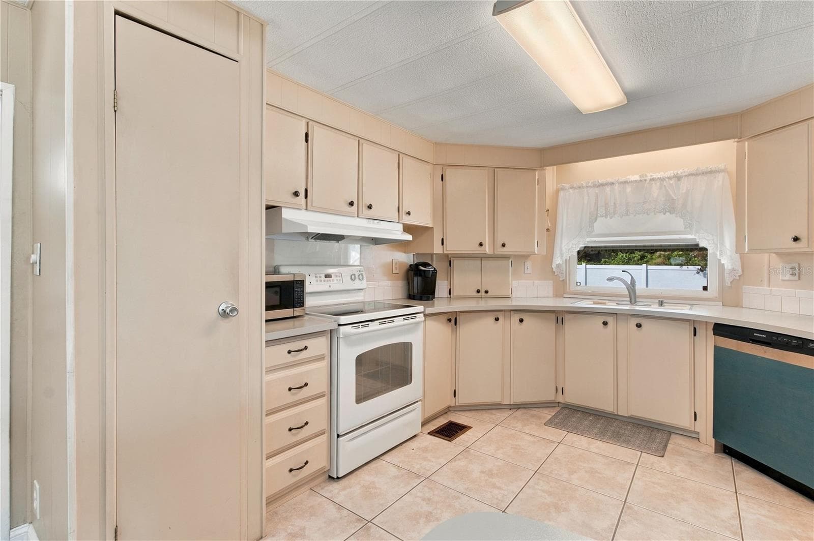 Kitchen - 808 53RD AVE E #223, BRADENTON