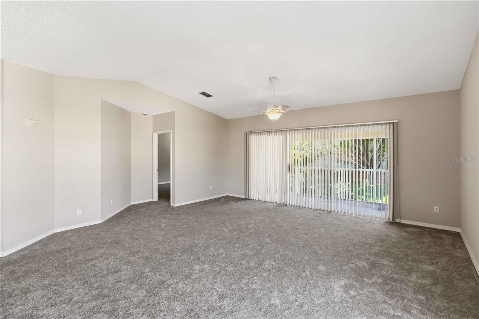 HUGE LIVING ROOM! - 11531 SHIPWATCH DR #1037, LARGO