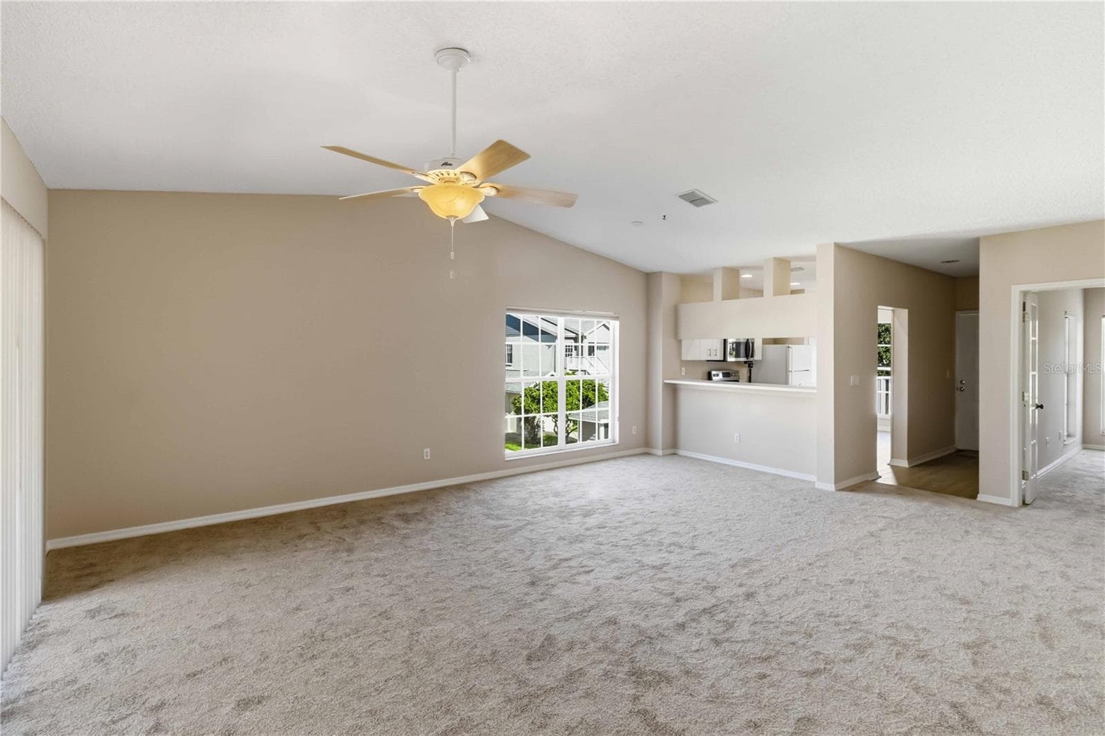 HUGE LIVING ROOM! - 11531 SHIPWATCH DR #1037, LARGO