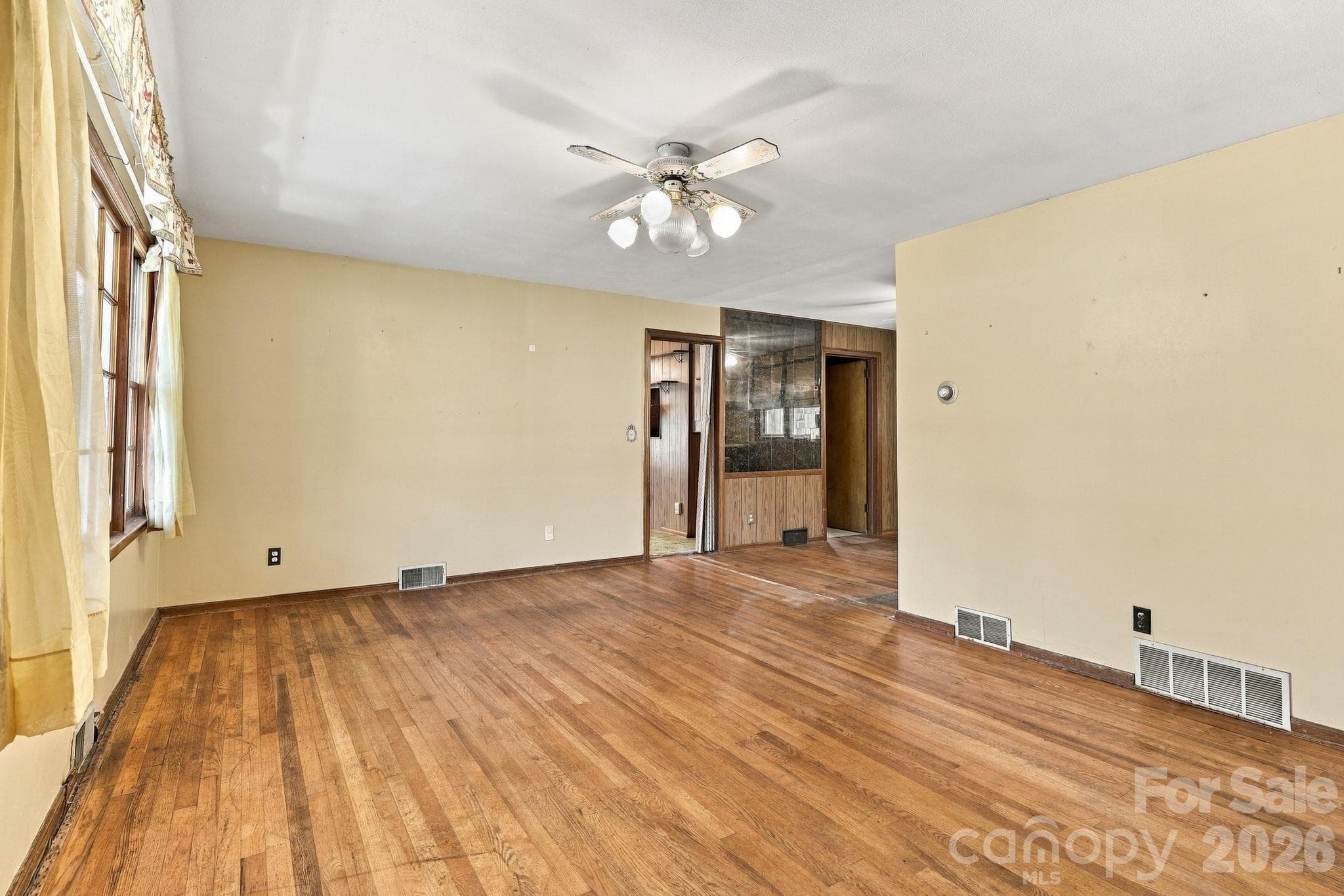 Single Family Residence at 3305 Spartanburg Highway, Flat Rock, photo 16 of 45