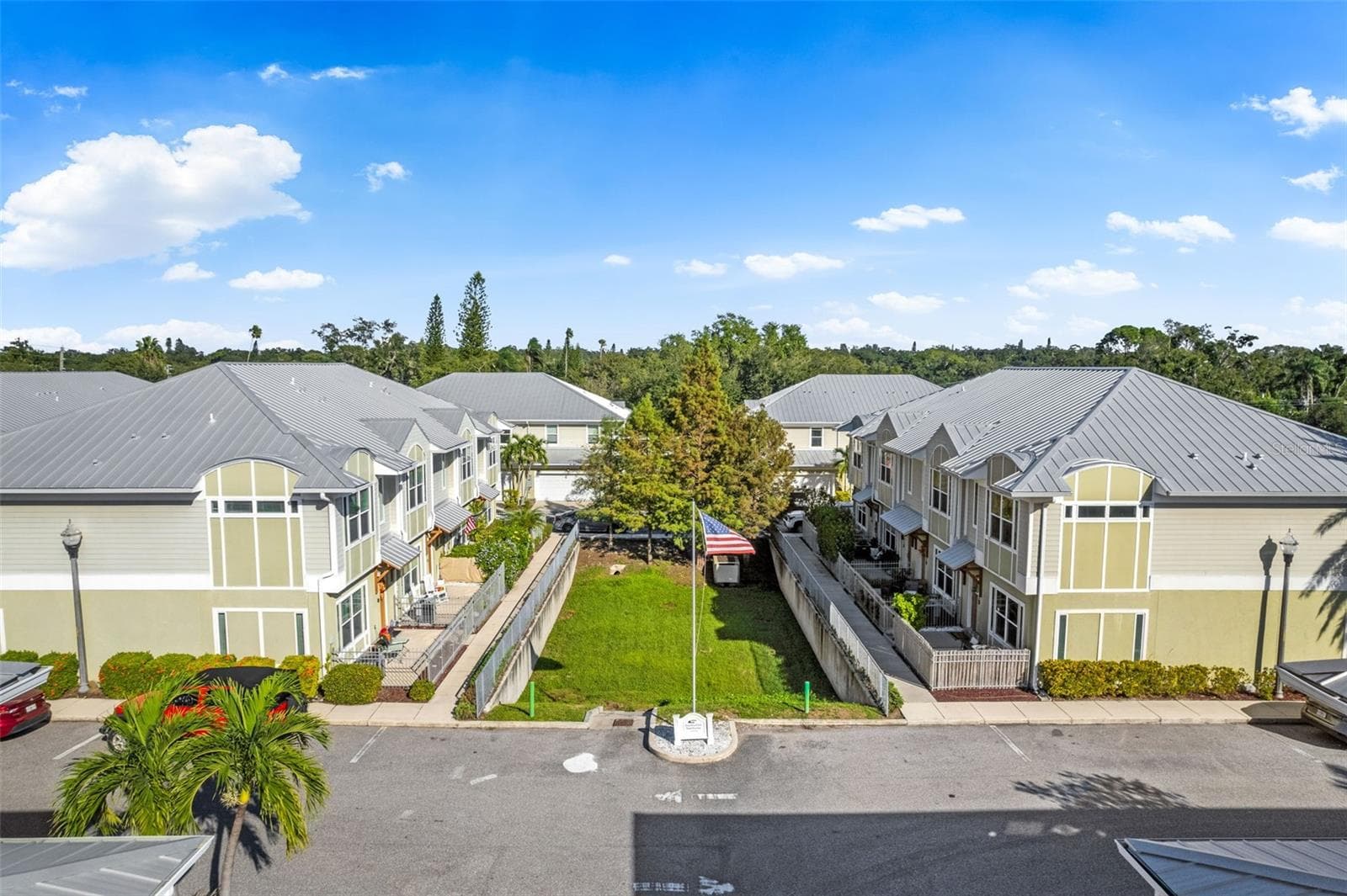Townhouse at 1282 CALUSA CIR, CLEARWATER, photo 4 of 38