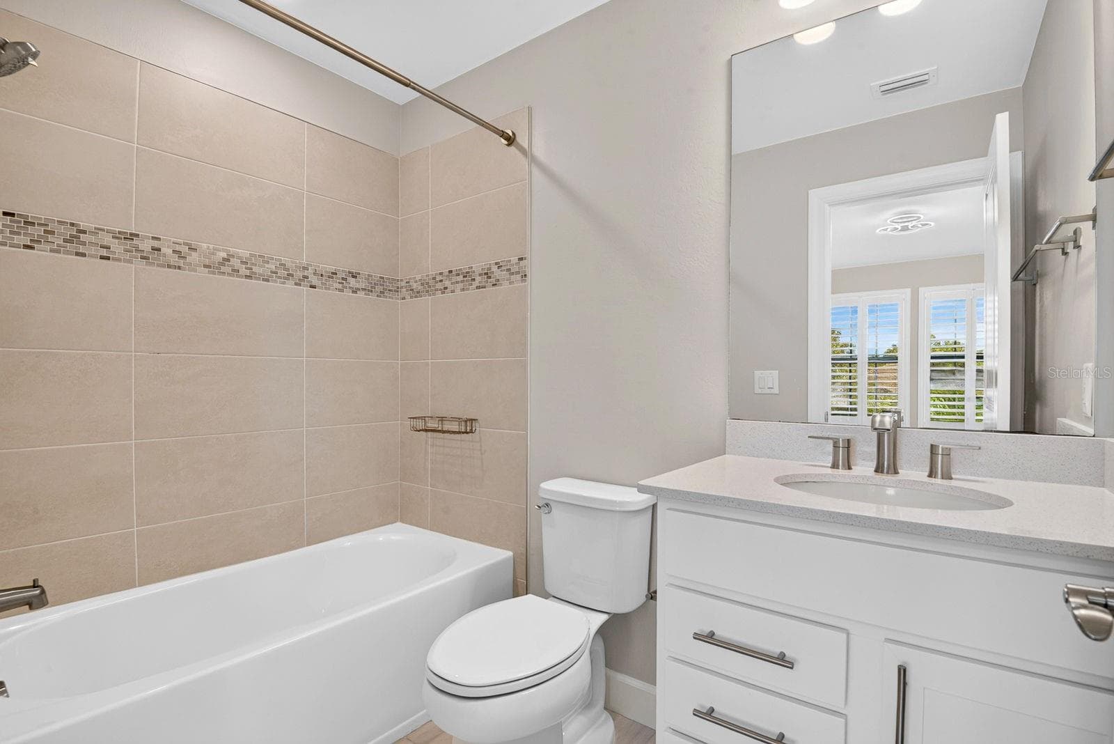 Second floor full bathroom - 16320 HIDDEN OAK LOOP, BRADENTON