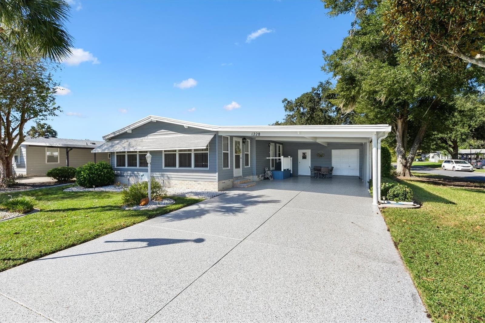Front Driveway - 1228 PALMETTO DR, LADY LAKE