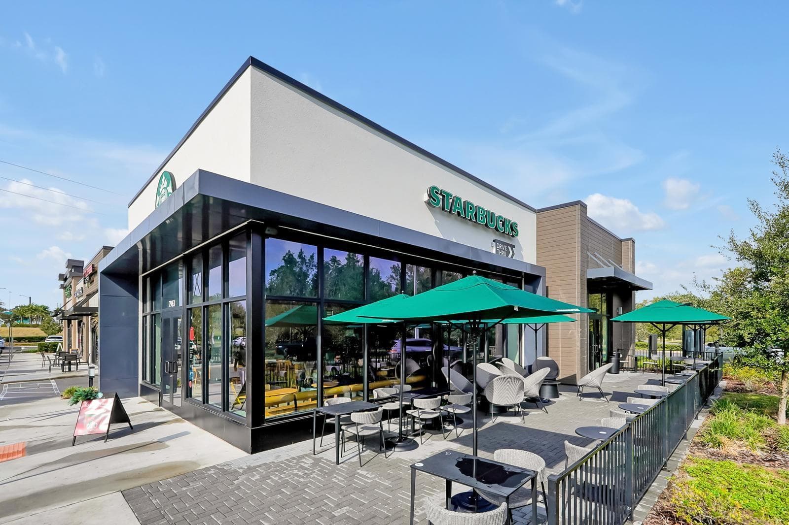 SHOPPING AT ENTRANCE OF COMMUNITY - 7692 SOMERSWORTH DR, KISSIMMEE