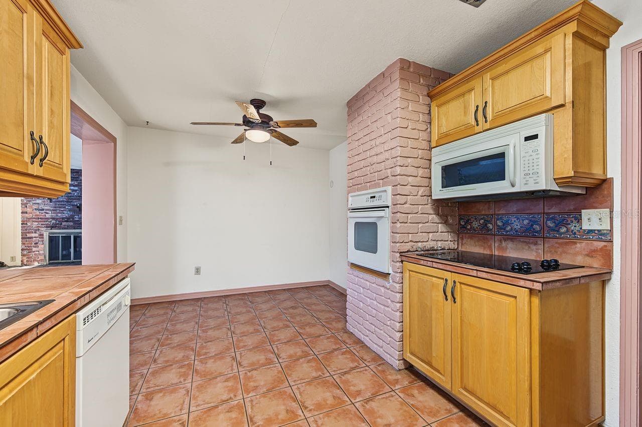 kitchen - 211 DRUID HILLS RD, TEMPLE TERRACE