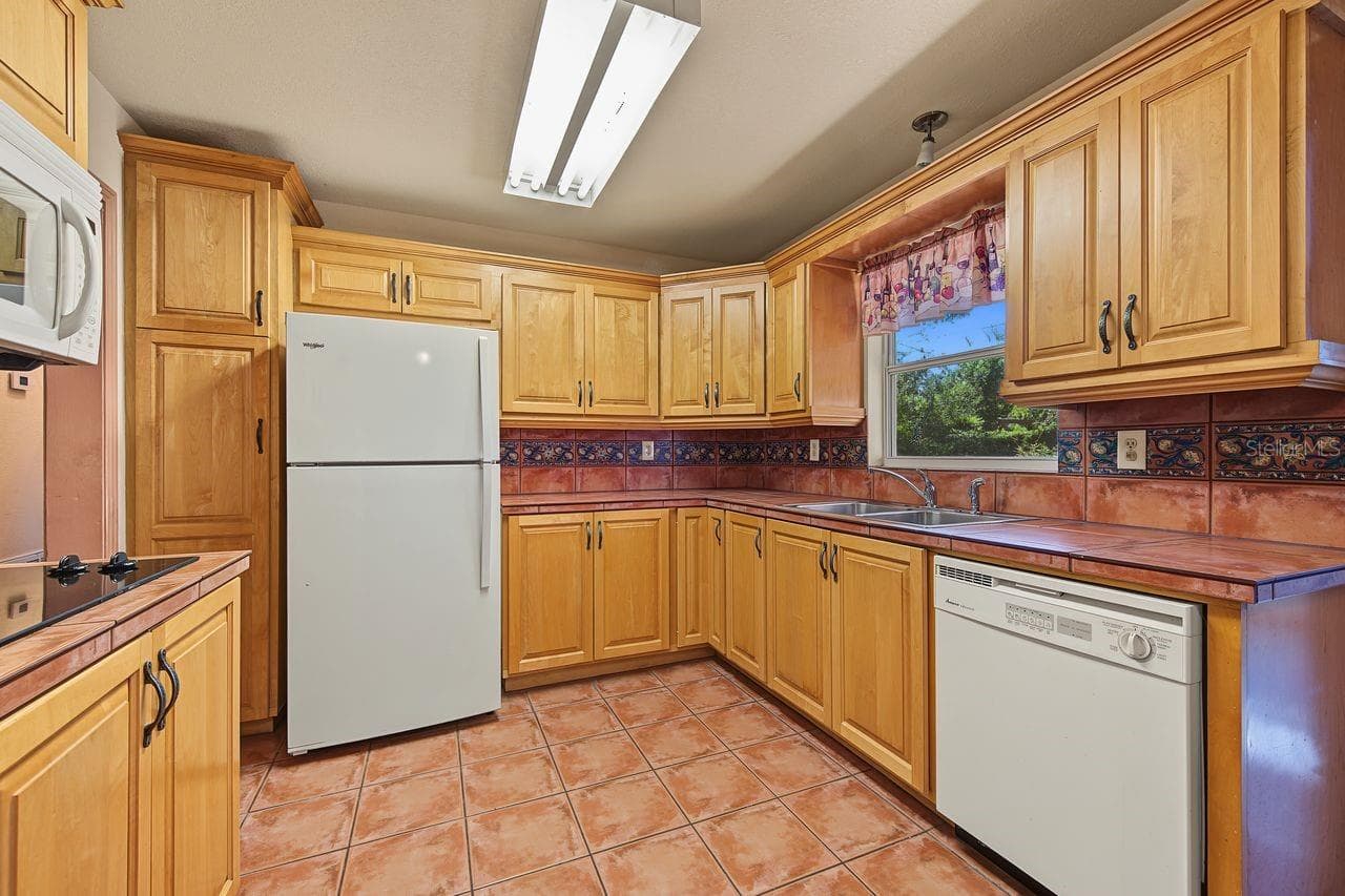 kitchen - 211 DRUID HILLS RD, TEMPLE TERRACE