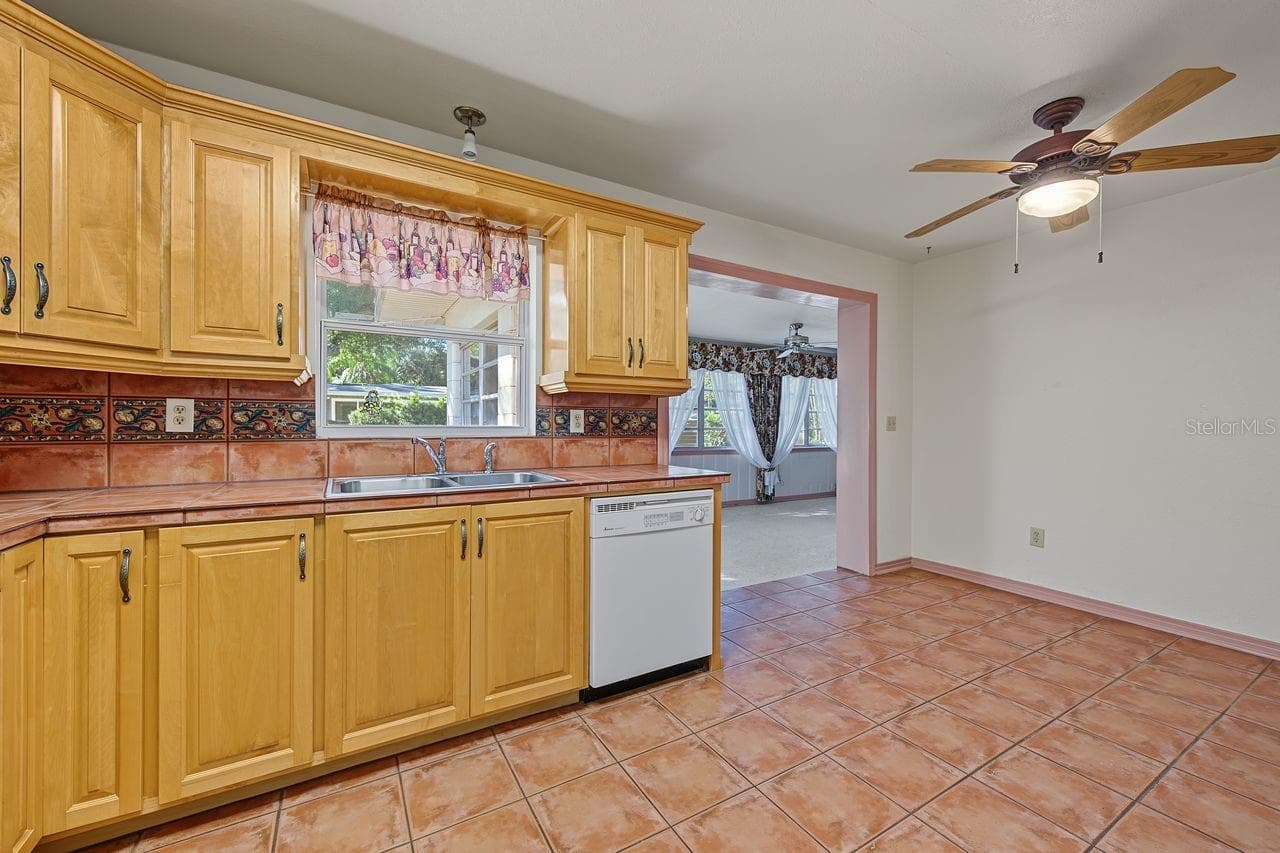 kitchen - 211 DRUID HILLS RD, TEMPLE TERRACE