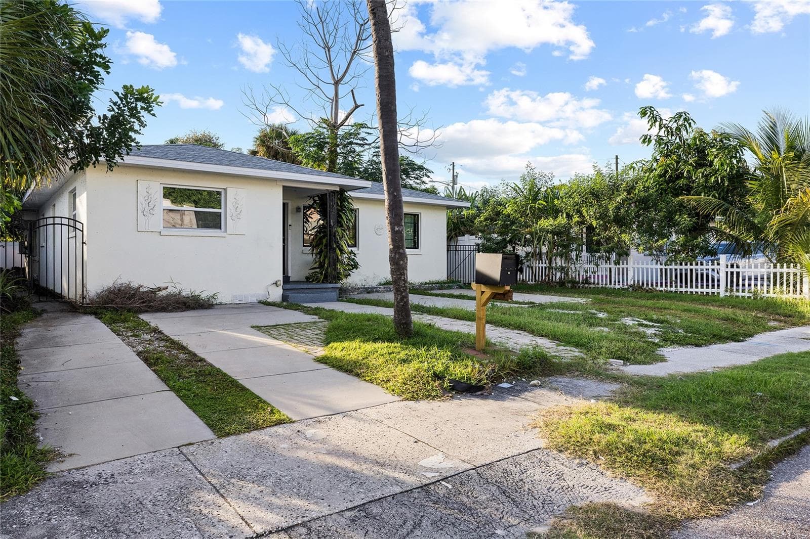 Single Family Residence at 2227 19TH ST S, ST PETERSBURG, photo 2 of 16