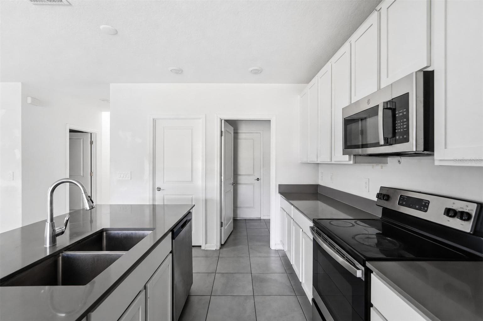 Kitchen comes with stainless steel appliances - 418 COOL SUMMER LN, DAVENPORT