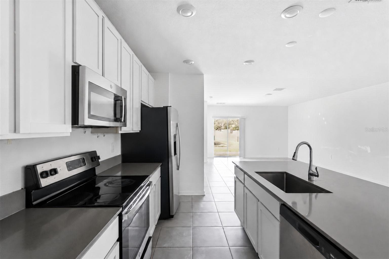 Kitchen comes with stainless steel appliances - 418 COOL SUMMER LN, DAVENPORT