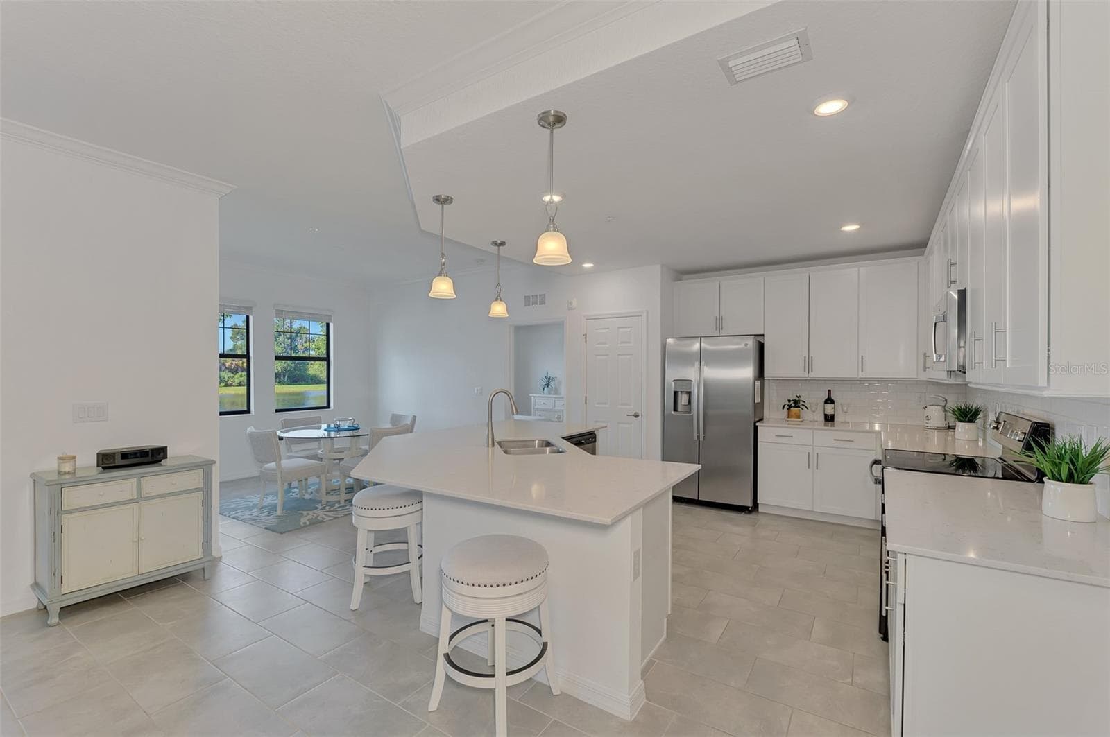 Family room looking into kitchen - 10205 STAGGERBUSH DRIVE #102, VENICE