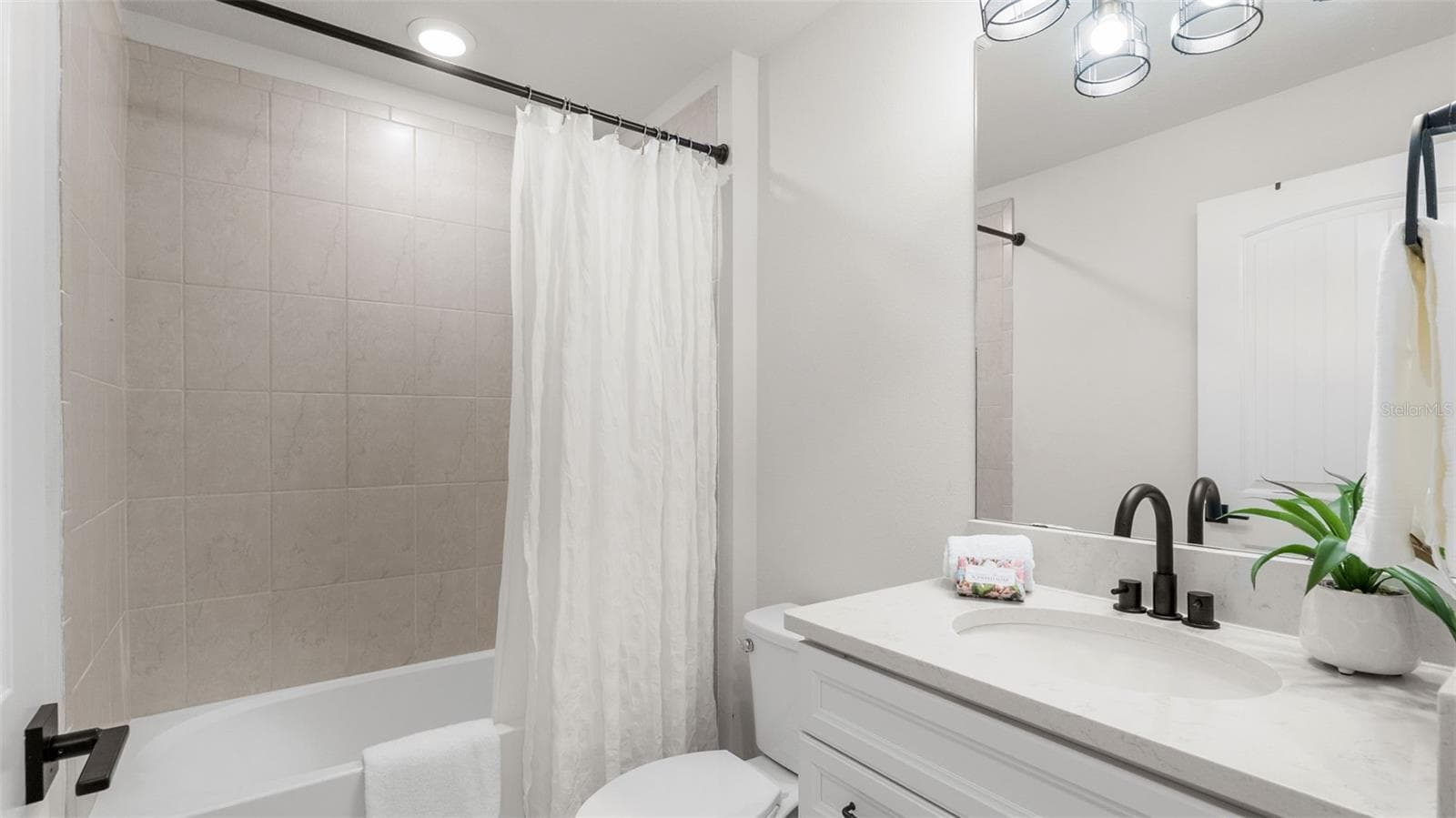 Full Bathroom Three - 19234 MOSSY PINE DR, TAMPA