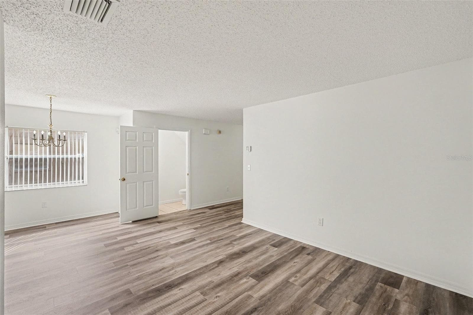 Townhouse at 8419 EDGEWATER PLACE BLVD, TAMPA, photo 6 of 33