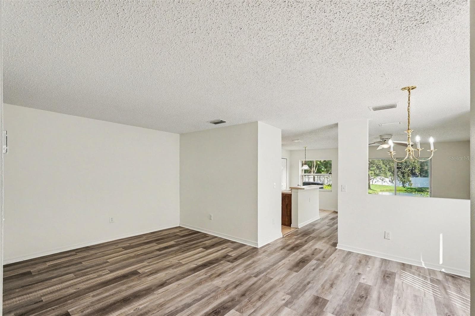 Townhouse at 8419 EDGEWATER PLACE BLVD, TAMPA, photo 8 of 33