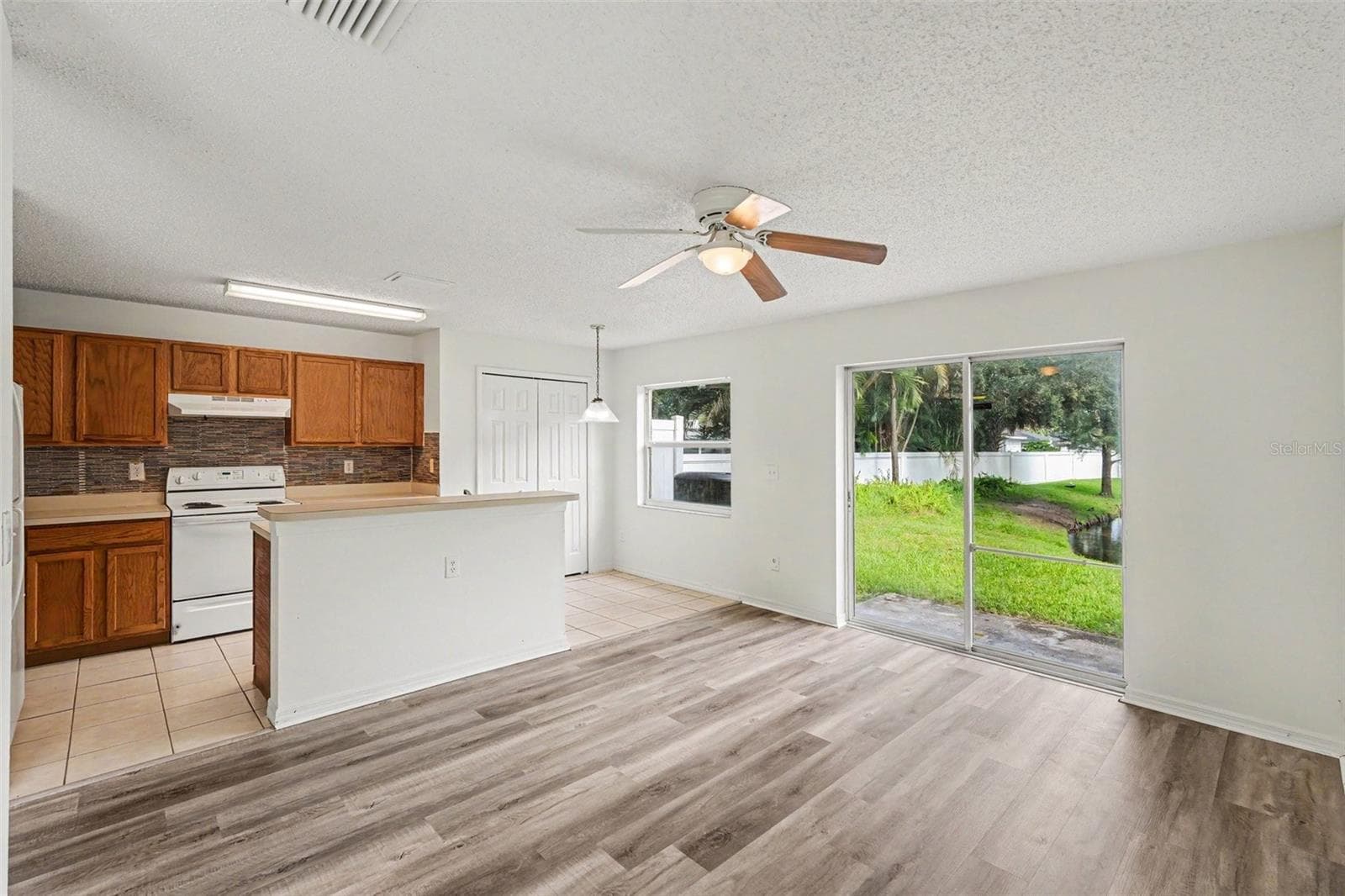 Townhouse at 8419 EDGEWATER PLACE BLVD, TAMPA, photo 13 of 33