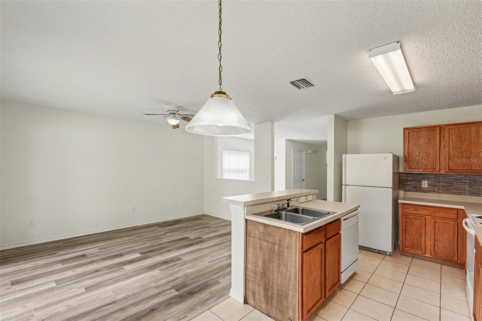 Townhouse at 8419 EDGEWATER PLACE BLVD, TAMPA, photo 14 of 33