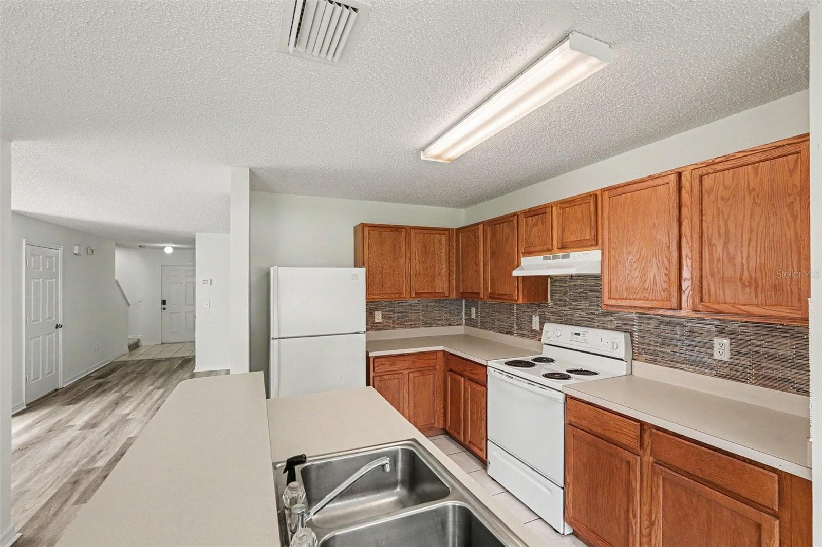 Townhouse at 8419 EDGEWATER PLACE BLVD, TAMPA, photo 15 of 33