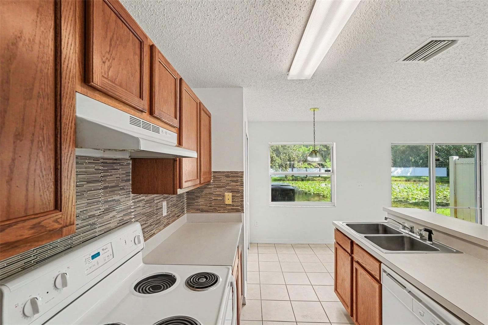 Townhouse at 8419 EDGEWATER PLACE BLVD, TAMPA, photo 17 of 33