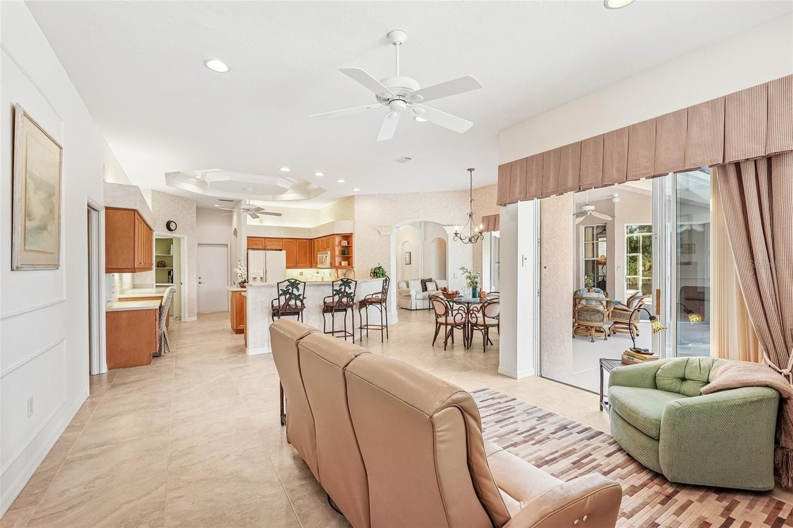 Familyroom/kitchen combo - 618 WILD PINE WAY, VENICE
