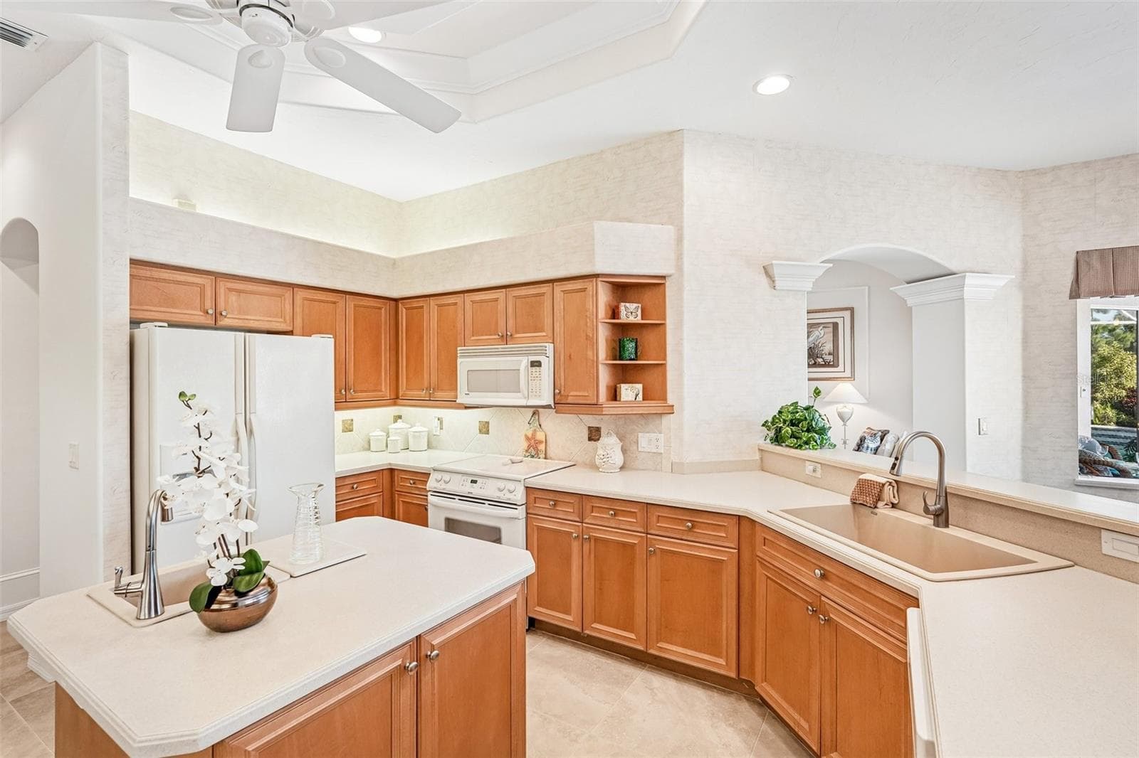 Under cabinet lighting in kitchen - 618 WILD PINE WAY, VENICE