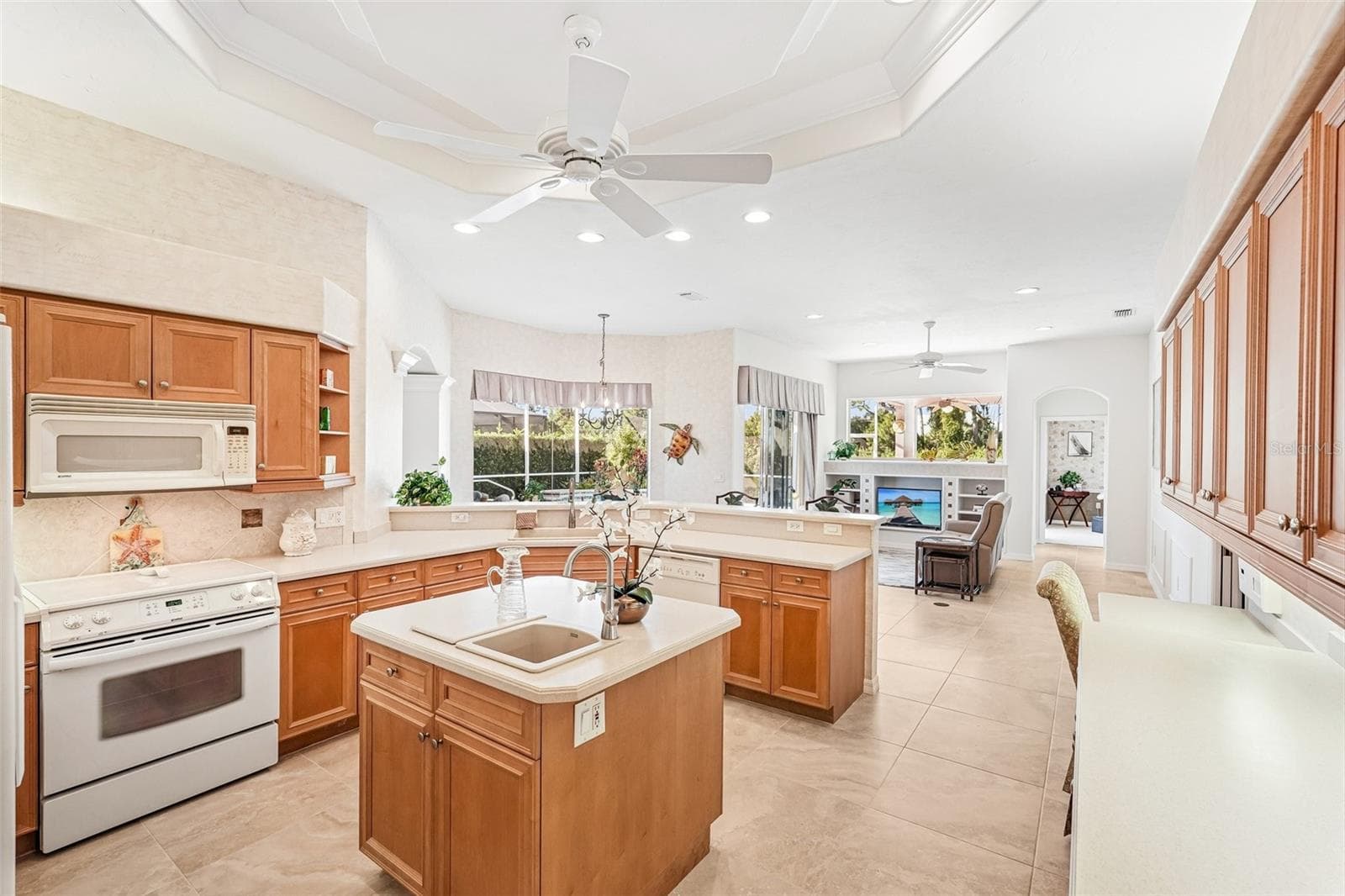 spacious open kitchen - 618 WILD PINE WAY, VENICE
