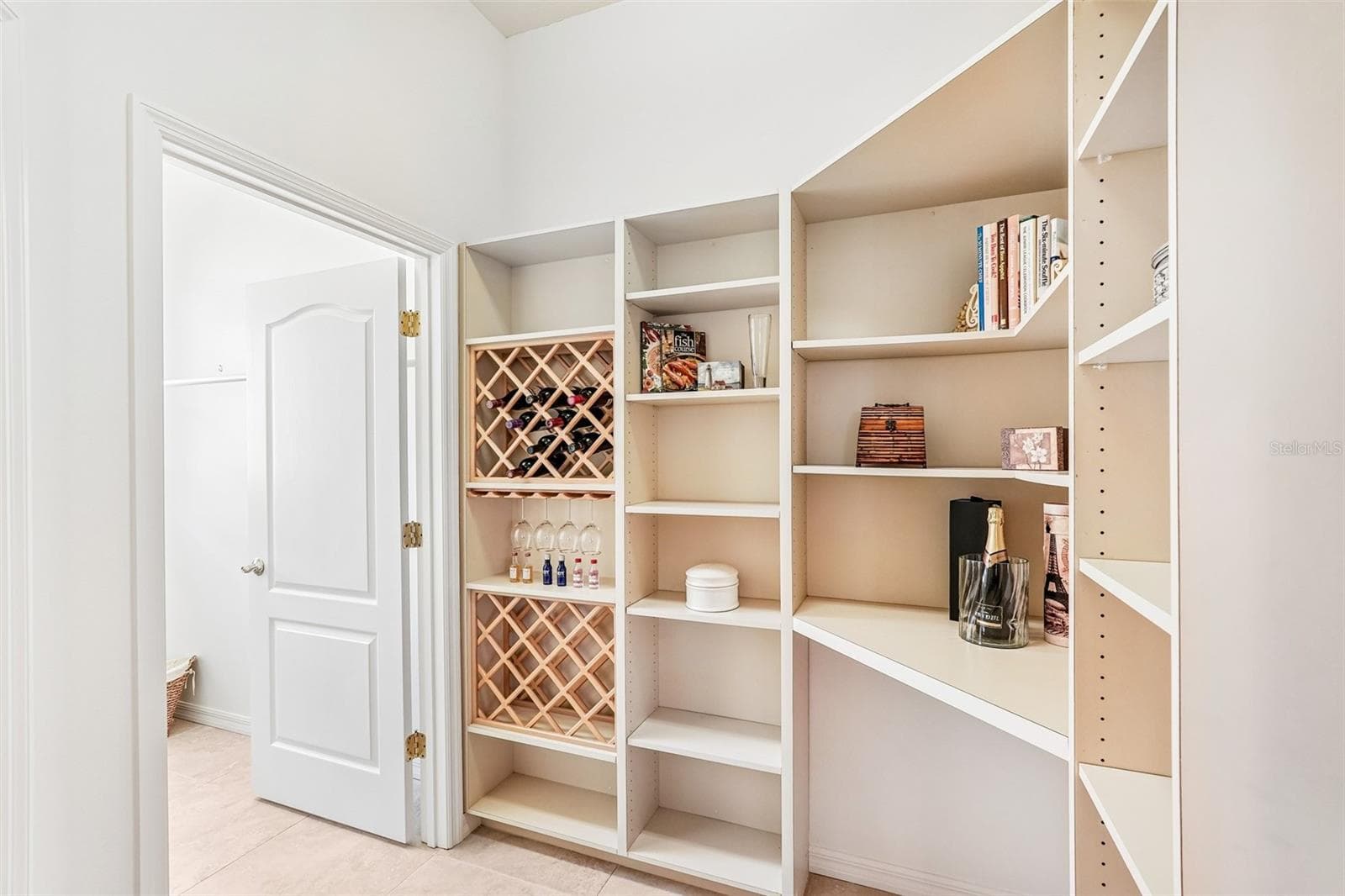 Amazing Butler's Pantry - 618 WILD PINE WAY, VENICE