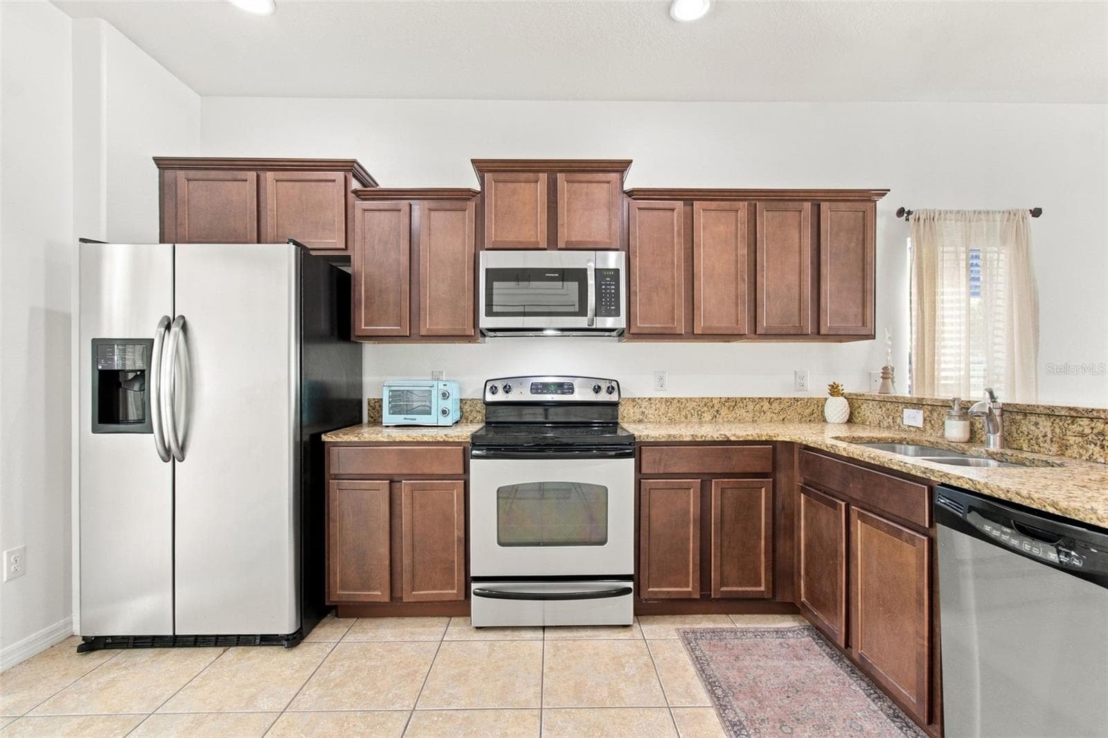 Open kitchen layout with breakfast bar - 8524 GABLEBEND WAY, TAMPA