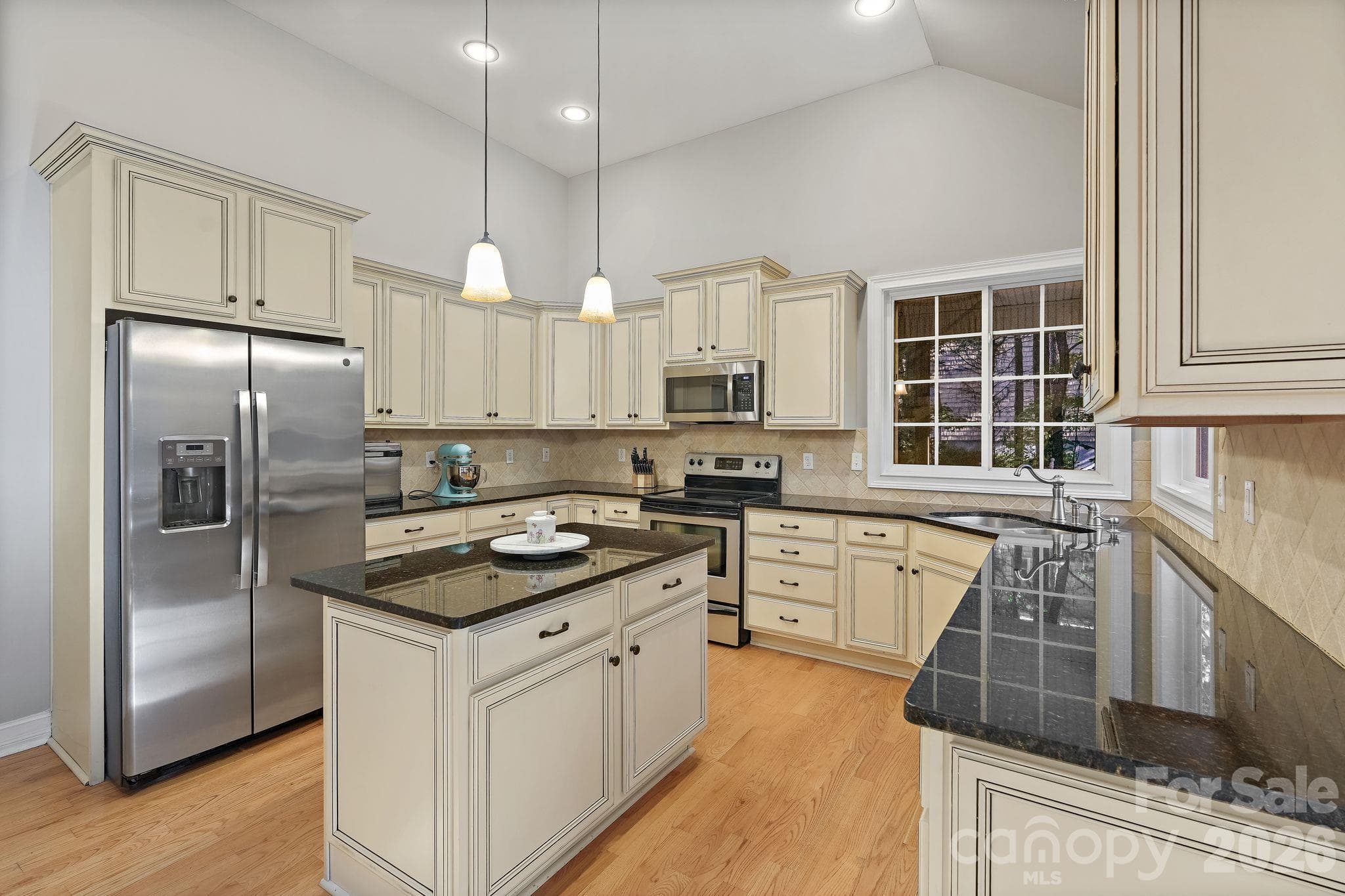 Kitchen designed for everyday living - 1491 Woodbend Court, Stanley