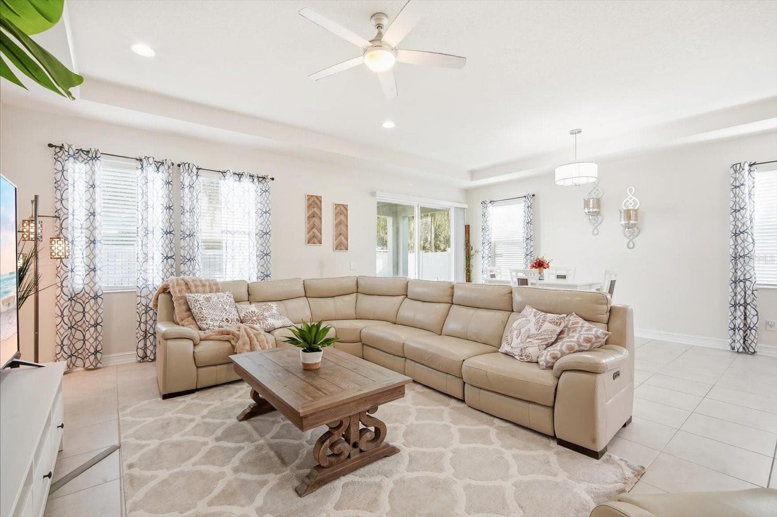 Great Room/Dining - 13821 FAIRWAY BUNKER DR, TAMPA