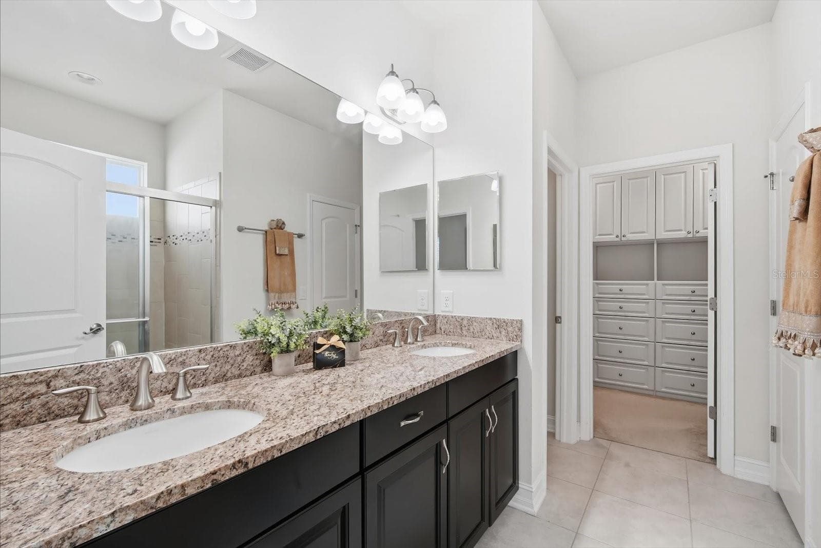 Primary Bathroom w/Dual Sink - 13821 FAIRWAY BUNKER DR, TAMPA
