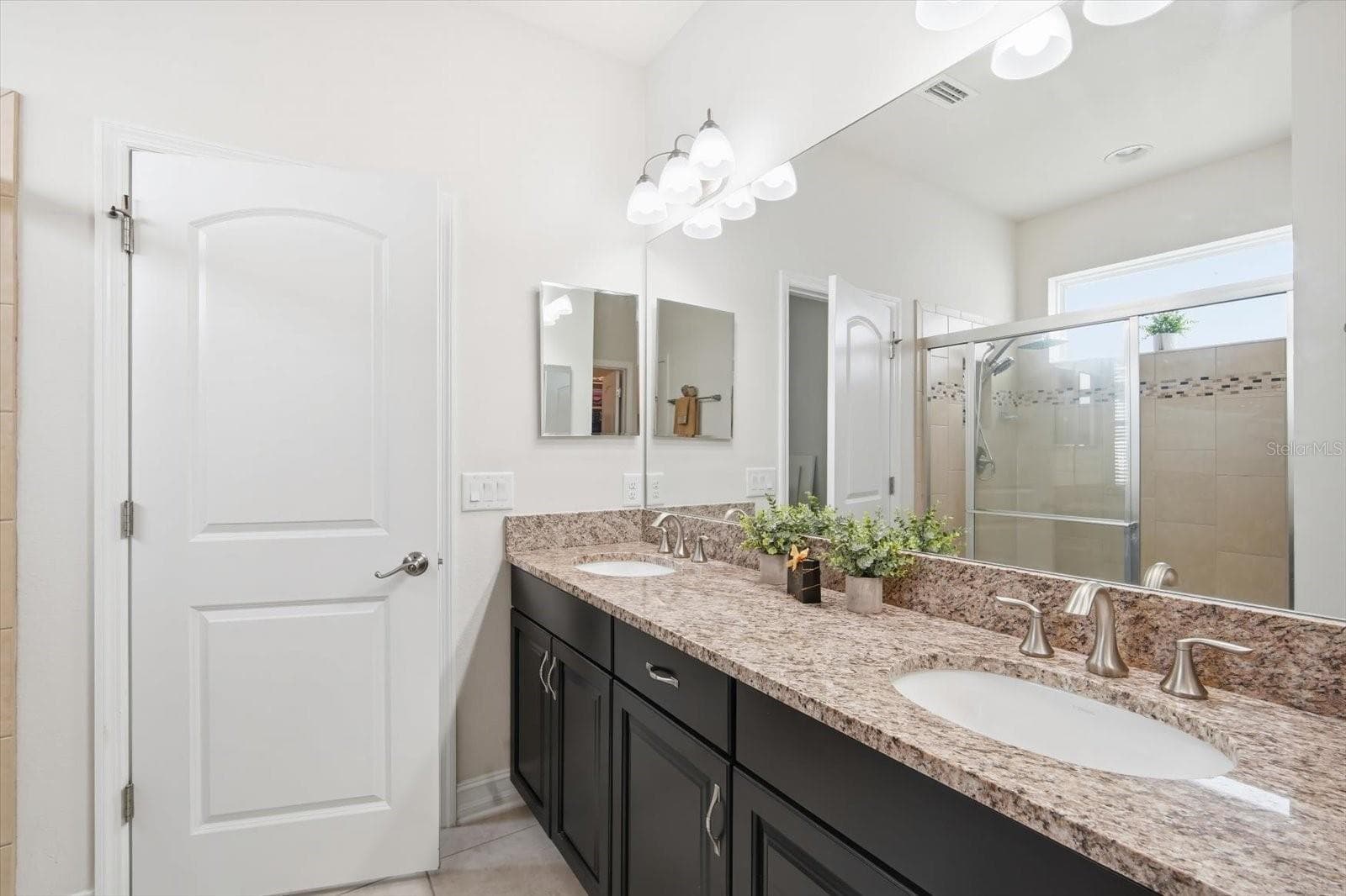 Upstairs: Guest Bathroom w/Dual Sink - 13821 FAIRWAY BUNKER DR, TAMPA