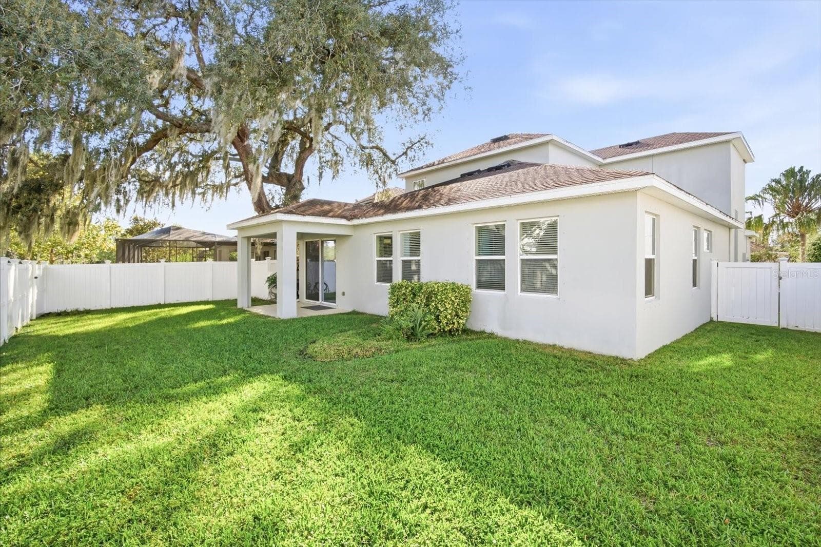 Exterior Spacious Fenced-In Backyard - 13821 FAIRWAY BUNKER DR, TAMPA