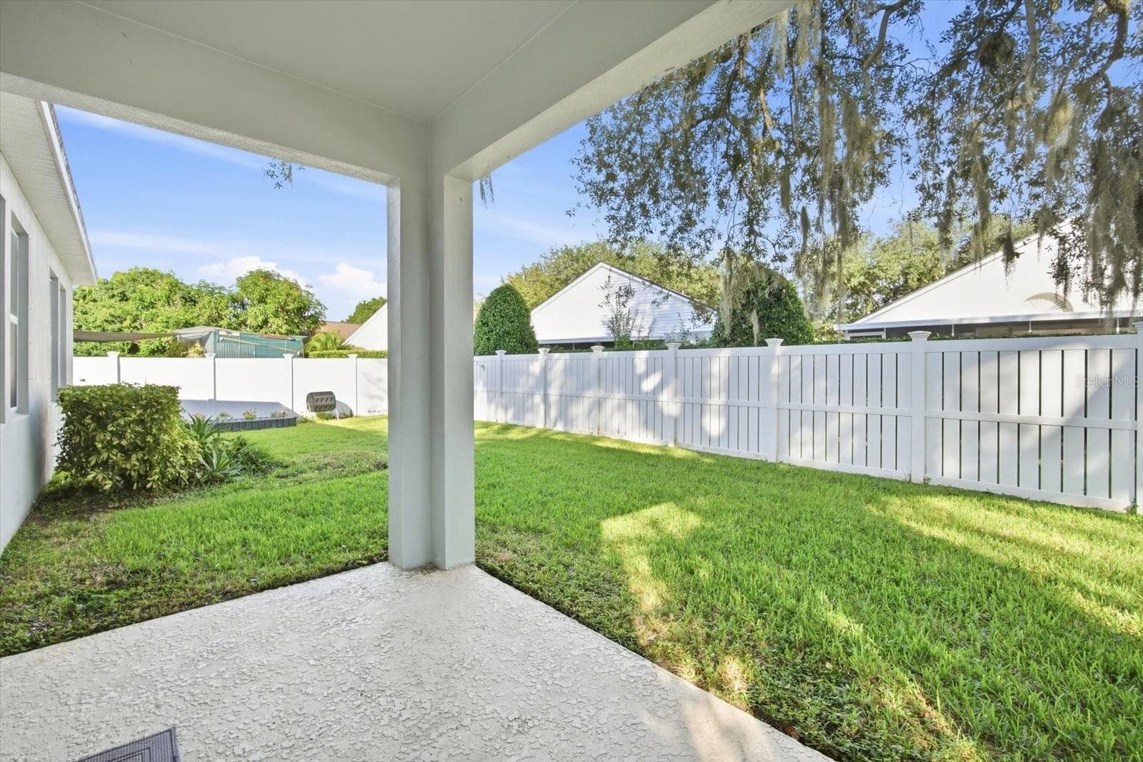 Exterior Spacious Lanai Viewing Backyard - 13821 FAIRWAY BUNKER DR, TAMPA