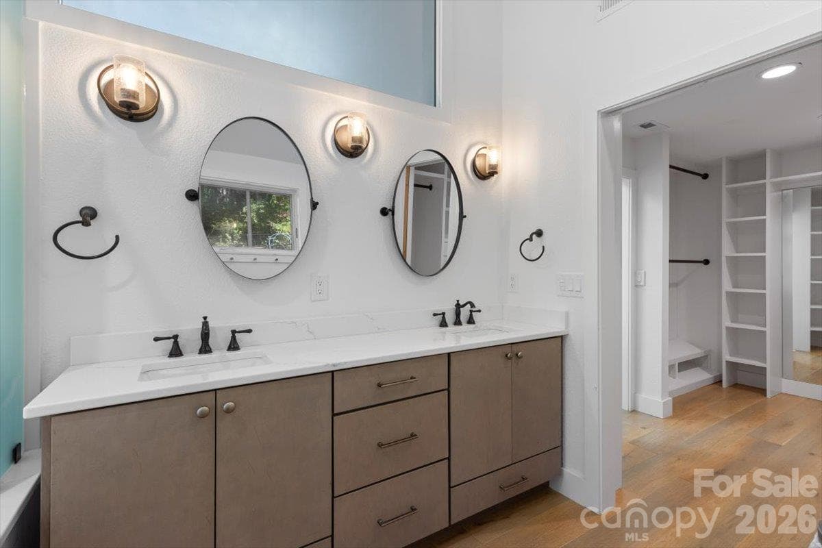 Primary Ensuite Bathroom & Walk-in Closet - 85 Hillcrest Drive, Highlands
