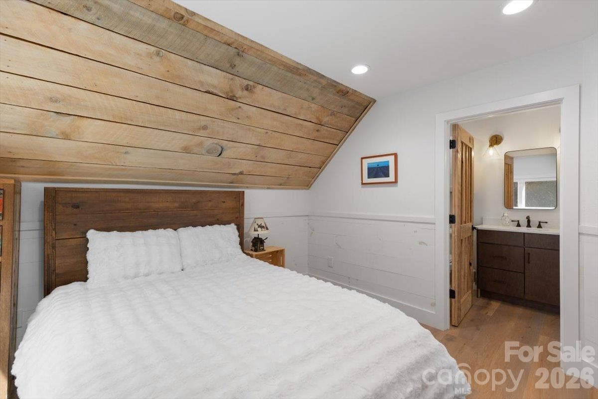 Upper Level Guest Room - 85 Hillcrest Drive, Highlands