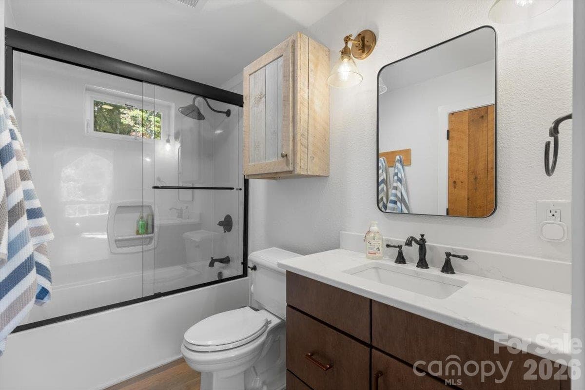 Upper Level Guest Room Full Bath - 85 Hillcrest Drive, Highlands