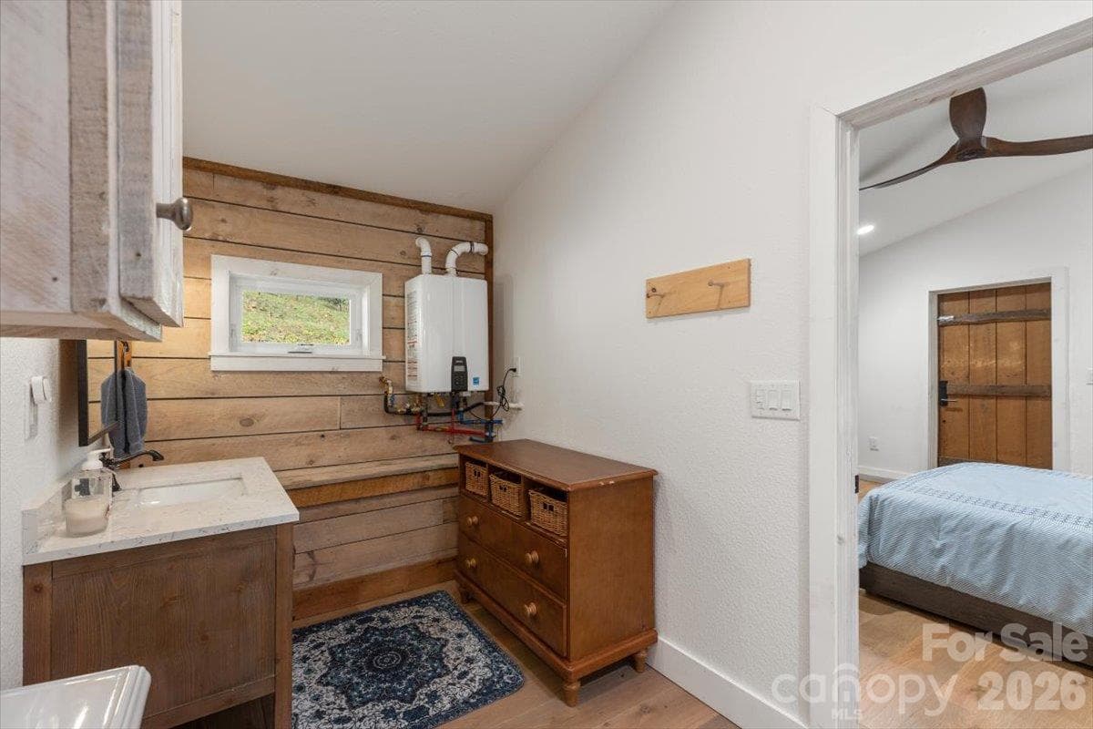 Bonus Room Ensuite Bathroom on Main - 85 Hillcrest Drive, Highlands