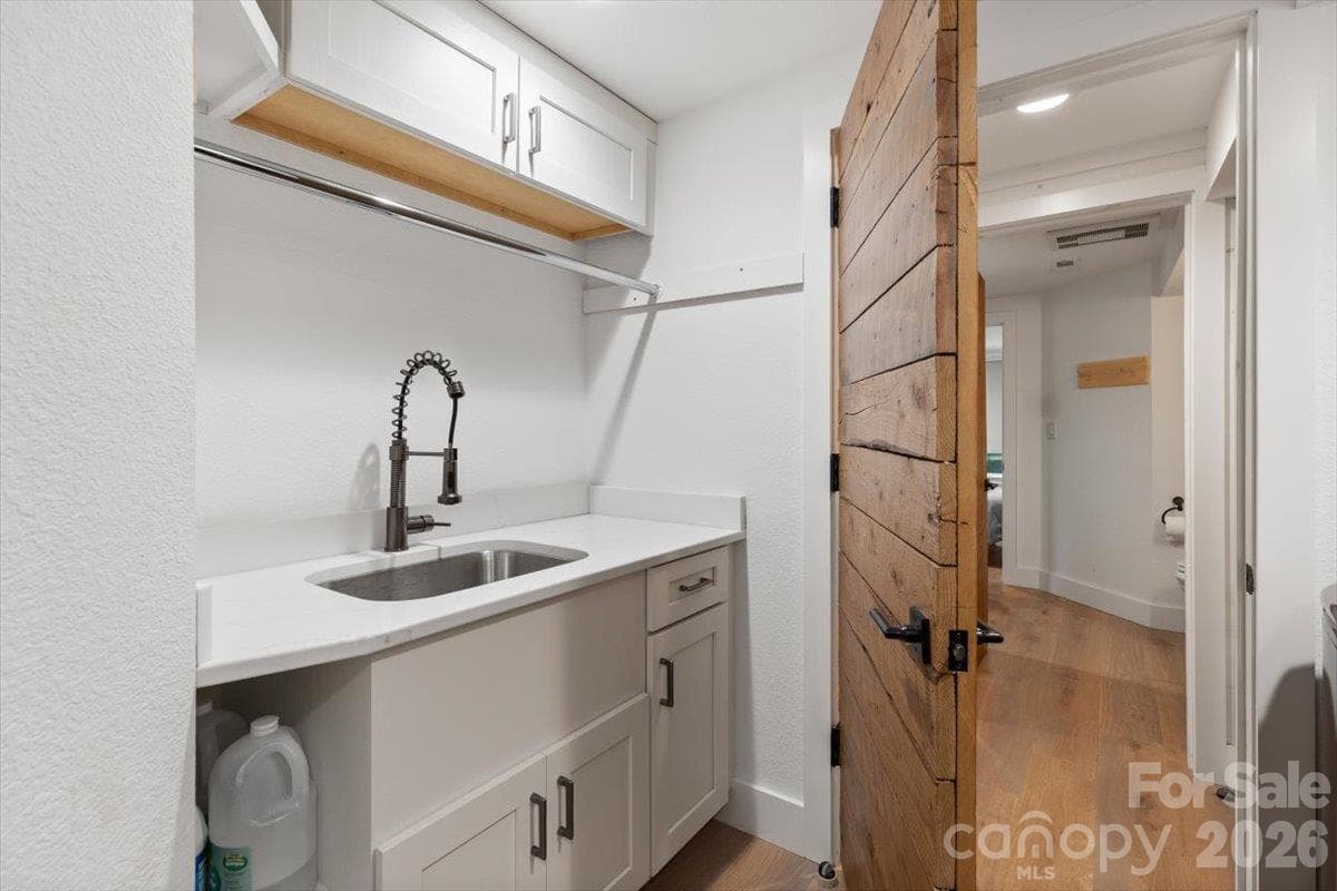 Laundry Room on Main - 85 Hillcrest Drive, Highlands